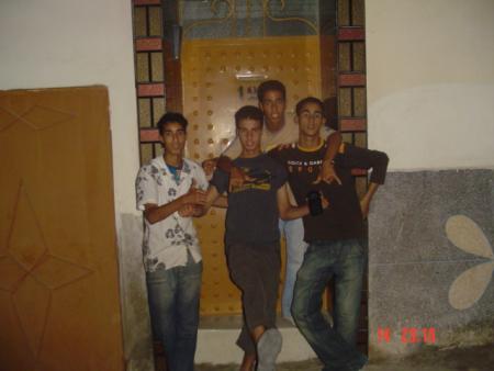 MOI , KAMAL , MOUNIR ET ZAKIRIA devant la maison de zakaria