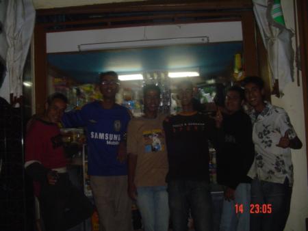 notre groupe devant la boutique de 