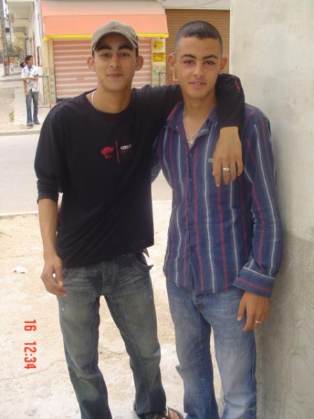 c'est moi youness a gauche et a droite c'est mon ami du quartier ayoub